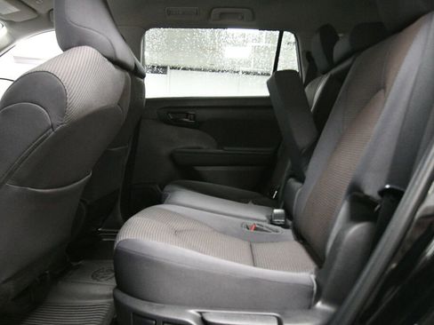 Used 2023 Toyota Highlander L image 19