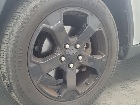 Used 2018 Jeep Grand Cherokee Laredo image 31