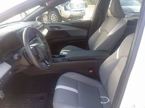 Used 2025 Toyota Camry SE w/ Convenience Package image 10