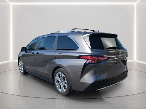 Used 2021 Toyota Sienna Platinum FWD image 3