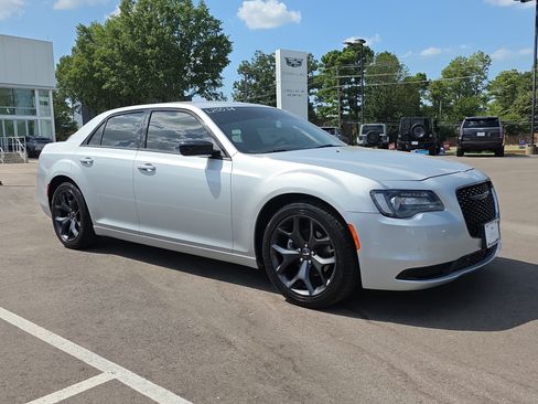 Used 2023 Chrysler 300 Touring w/ Safetytec Plus Group RWD image 7