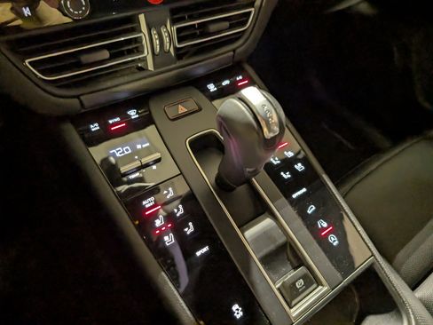 Certified 2024 Porsche Macan image 36