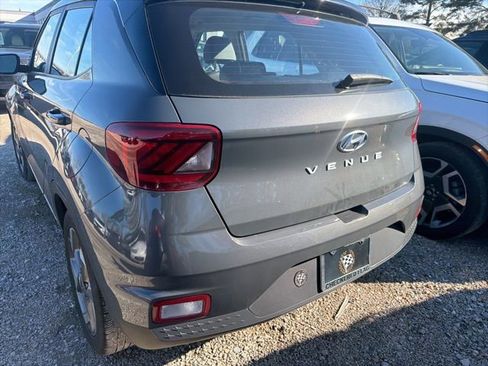 Used 2024 Hyundai Venue Limited image 9