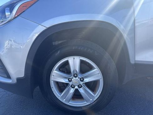 Certified 2022 Chevrolet Trax LT w/ LT Convenience Package image 32