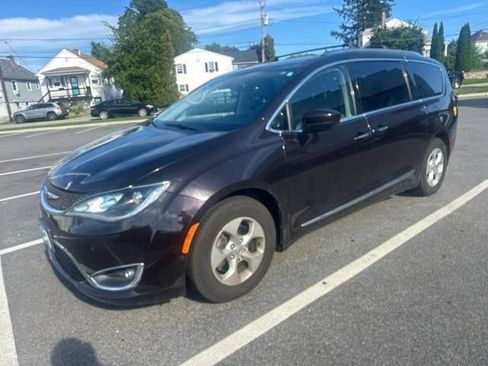 Used 2017 Chrysler Pacifica Touring-L Plus w/ Advanced Safetytec Group FWD image 1