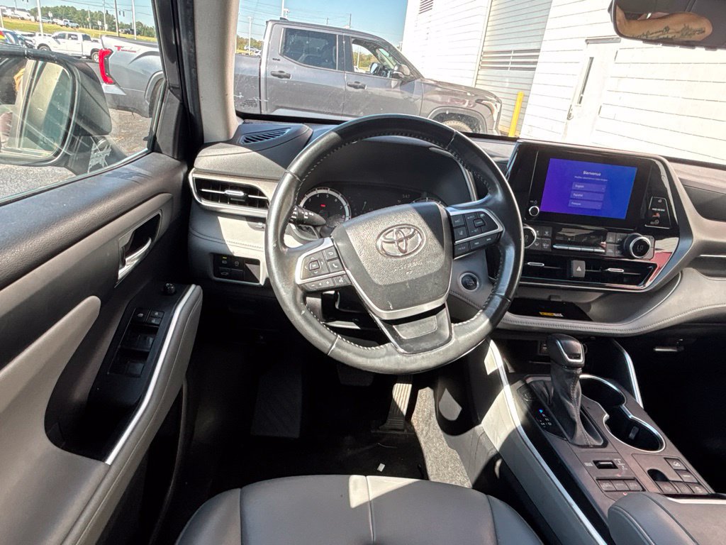 Used 2024 Toyota Highlander XLE AWD/4WD image 3