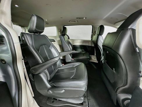 Used 2023 Chrysler Pacifica Touring-L FWD image 28