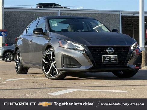 Used 2024 Nissan Altima 2.5 SR image 3