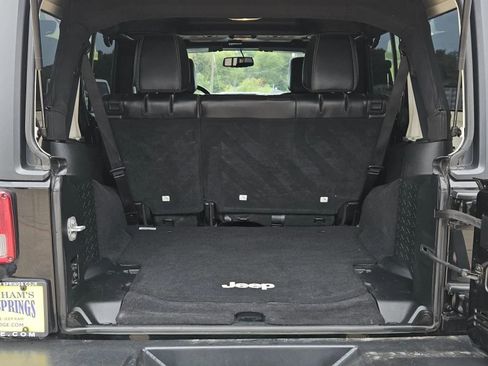 Used 2017 Jeep Wrangler Unlimited Rubicon w/ Connectivity Group image 21