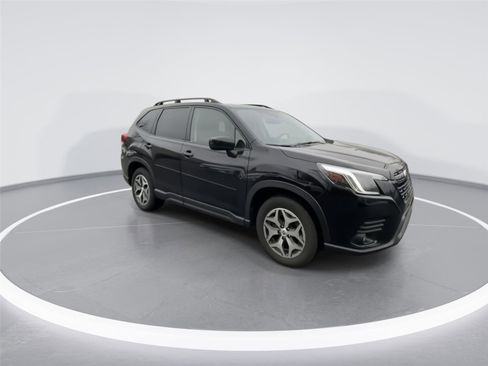Used 2023 Subaru Forester Premium image 2