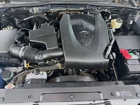Certified 2018 Toyota Tacoma SR5 AWD/4WD image 10