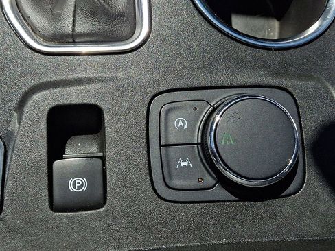 Used 2022 Chevrolet Traverse LS image 25