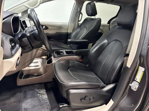 Used 2020 Chrysler Pacifica Limited FWD image 23