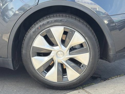 Used 2024 Tesla Model Y Long Range AWD/4WD image 16