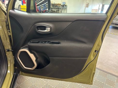 Used 2015 Jeep Renegade Latitude FWD image 17