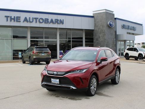 Used 2024 Toyota Venza XLE image 1