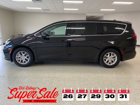 Used 2024 Chrysler Pacifica Touring-L image 10