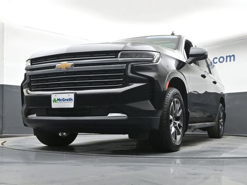 Used 2022 Chevrolet Suburban LT w/ Luxury Package image 6