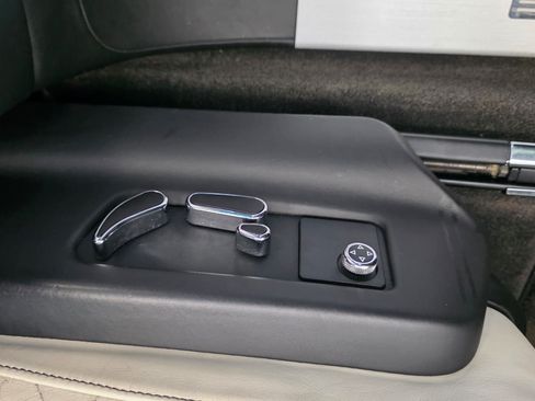 Used 2017 Bentley Bentayga AWD/4WD image 31