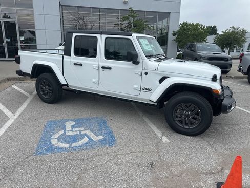New 2025 Jeep Gladiator Sport image 38