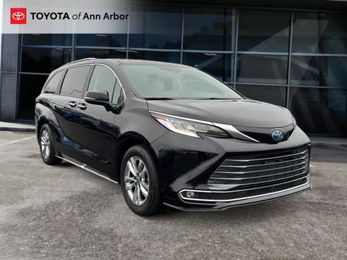 Used 2023 Toyota Sienna Limited image 1