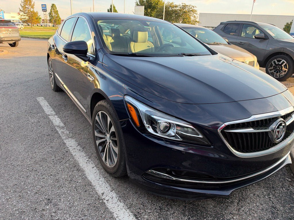 Used 2017 Buick LaCrosse Essence FWD image 3