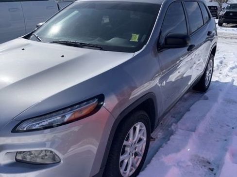 Used 2017 Jeep Cherokee Sport image 1