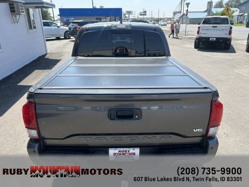 Used 2018 Toyota Tacoma TRD Off-Road w/ Technology Package AWD/4WD image 19