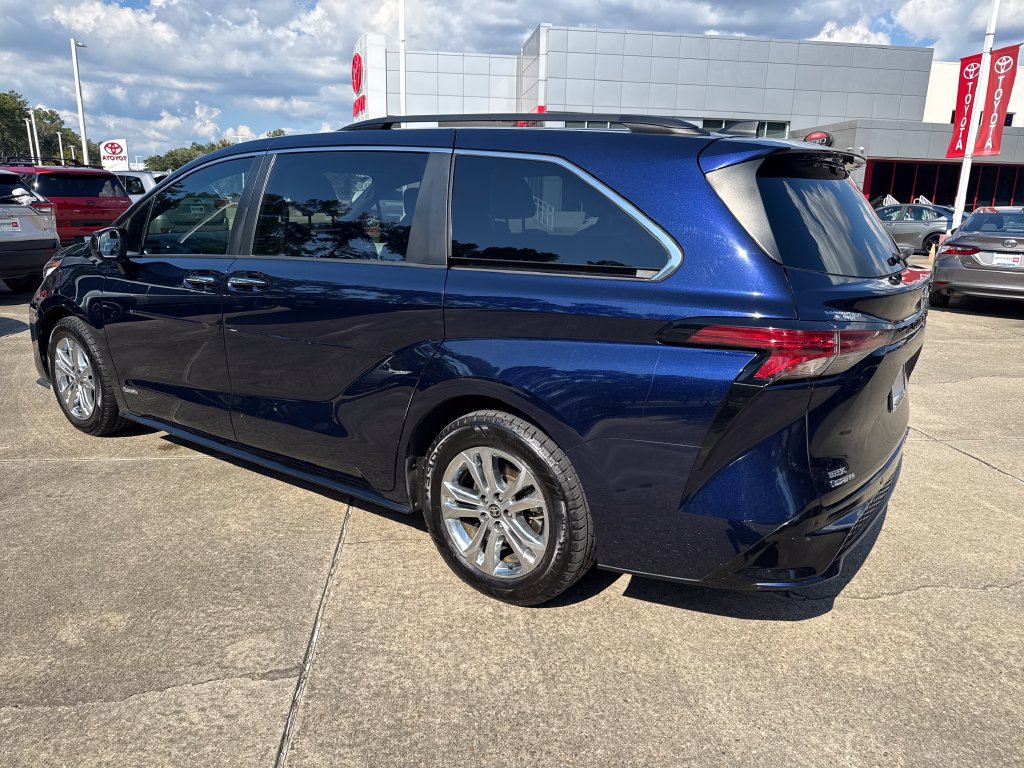 Certified 2021 Toyota Sienna XSE w/ XSE Plus Package AWD/4WD image 3