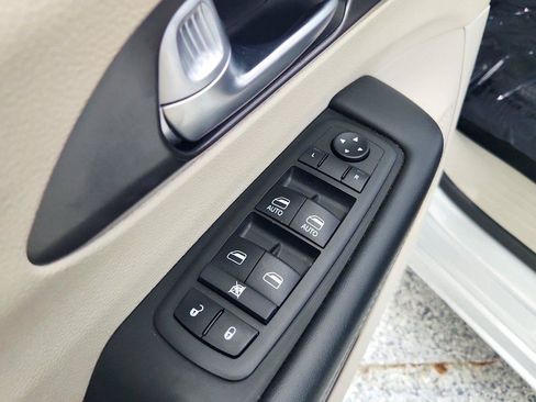 Used 2024 Chrysler Pacifica Touring-L FWD image 21