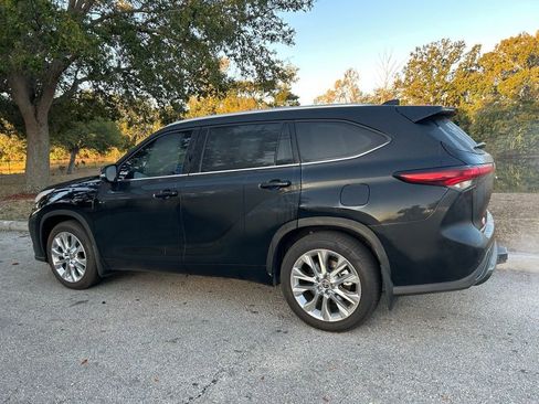 Used 2025 Toyota Highlander Limited image 3