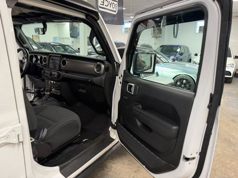 Used 2023 Jeep Wrangler Unlimited Rubicon 4xe w/ Cold Weather Group AWD/4WD image 31