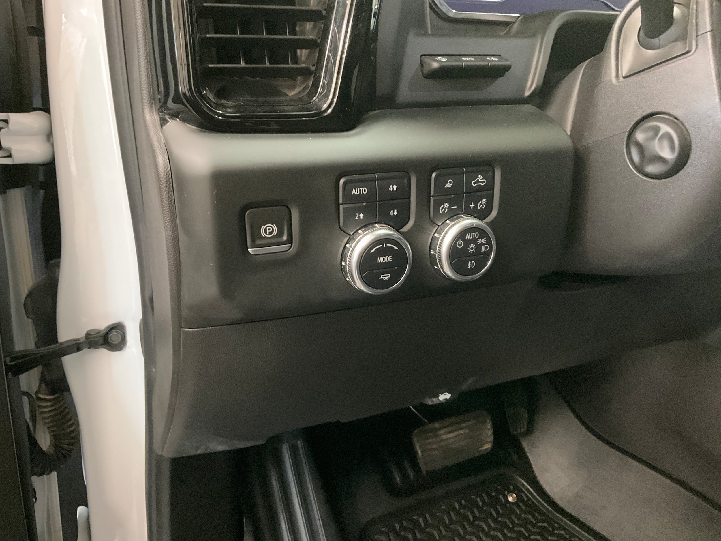 Used 2024 GMC Sierra 1500 AT4 w/ Technology Package AWD/4WD image 11