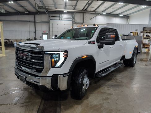 Used 2024 GMC Sierra 3500 SLE w/ SLE Value Package image 6