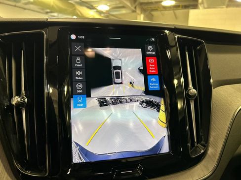 Certified 2025 Volvo XC60 B5 Plus AWD/4WD image 17