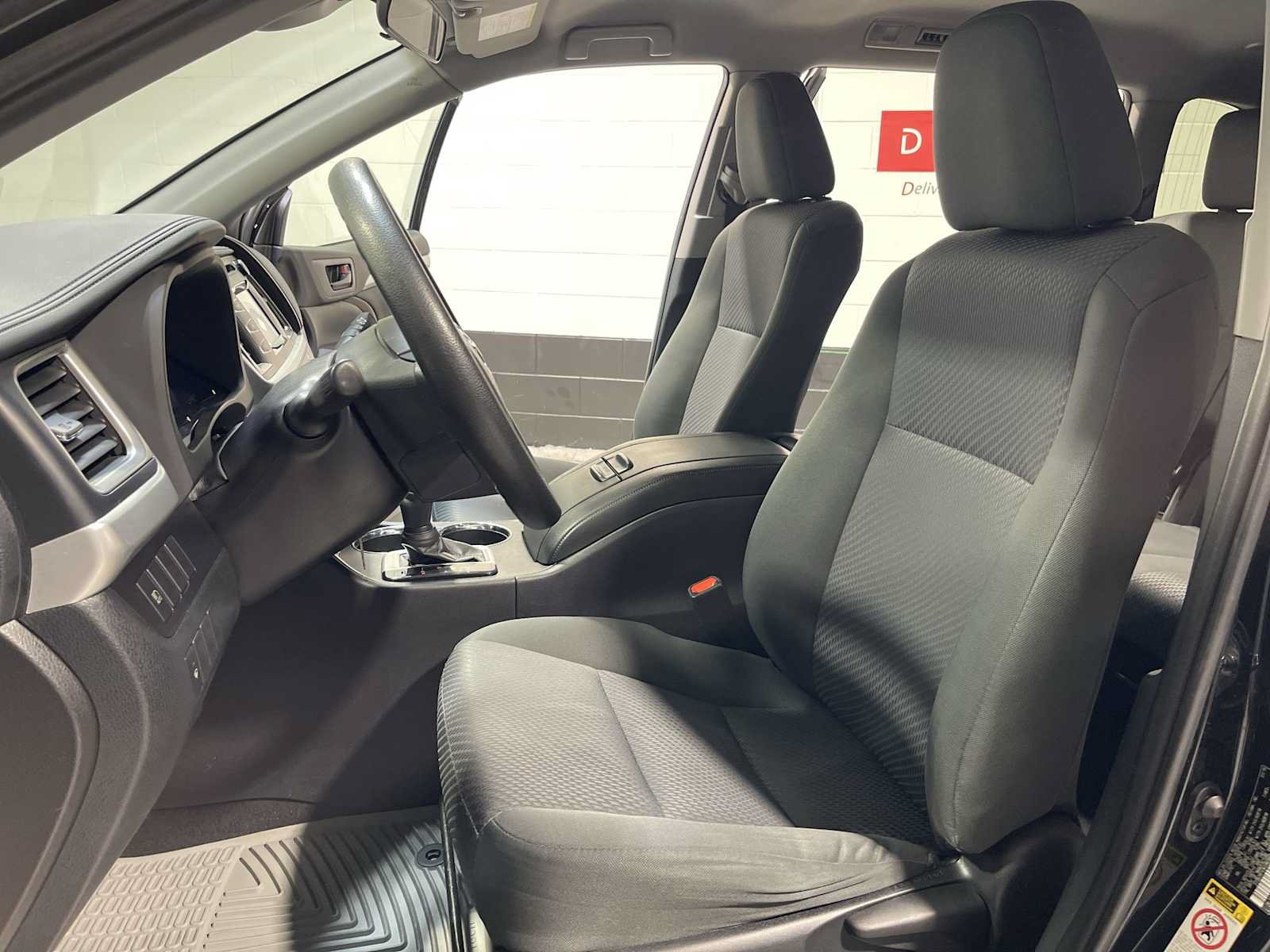 Used 2019 Toyota Highlander LE AWD/4WD image 11