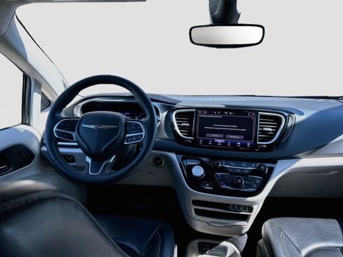 Used 2023 Chrysler Pacifica Touring-L FWD image 19