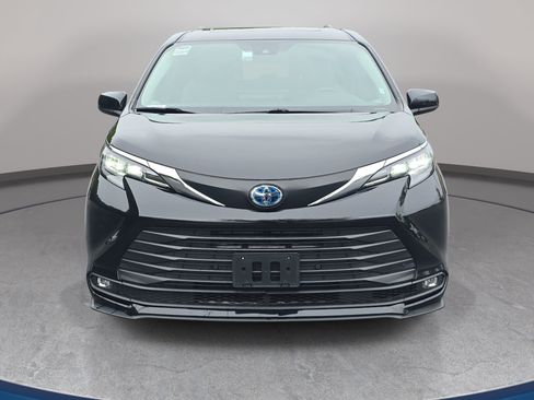 Used 2025 Toyota Sienna XLE FWD image 2