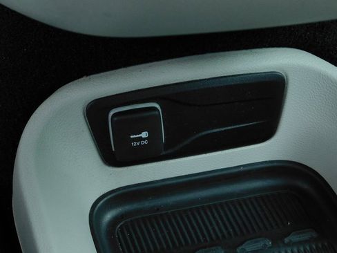 Used 2023 Chrysler Pacifica Touring-L image 34