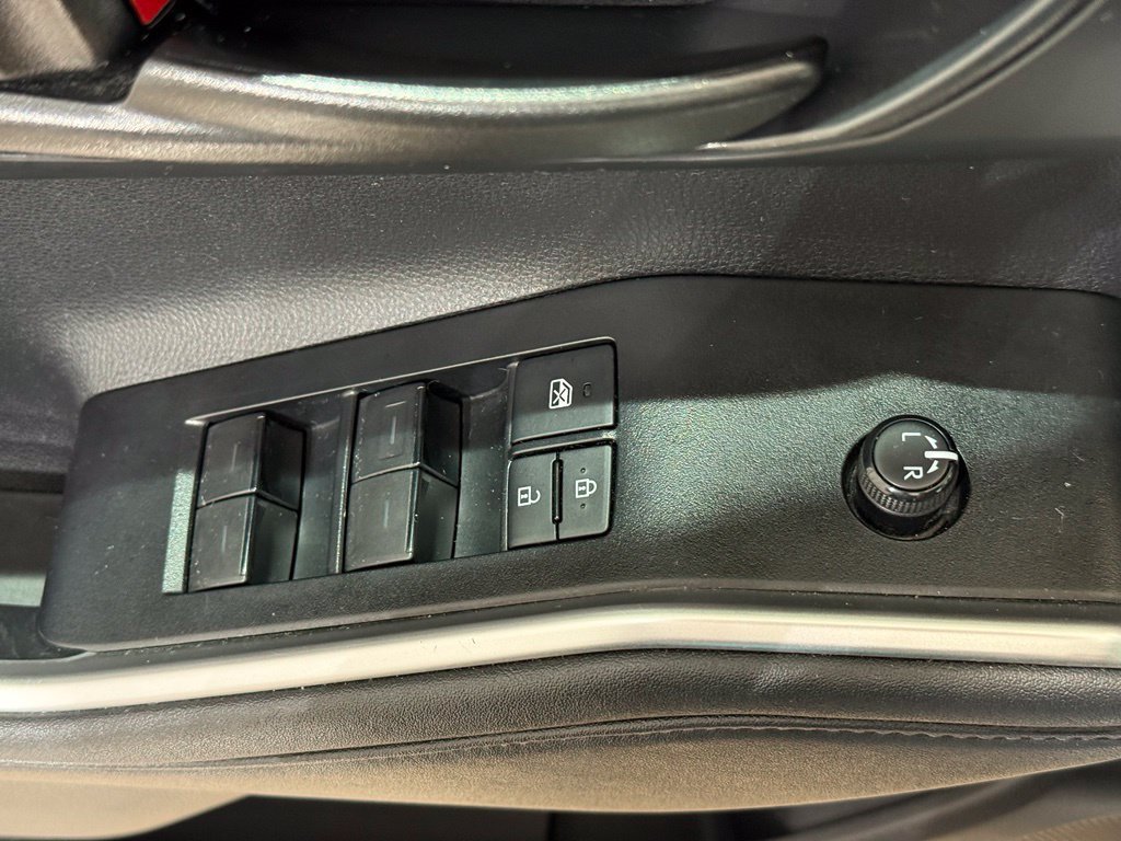 Used 2021 Toyota Highlander LE AWD/4WD image 16