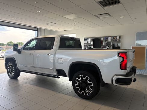 Used 2025 Chevrolet Silverado 2500 High Country w/ High Country Premium Package AWD/4WD image 3