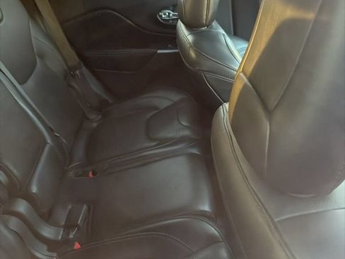 Used 2019 Jeep Cherokee Limited w/ Luxury Group AWD/4WD image 10