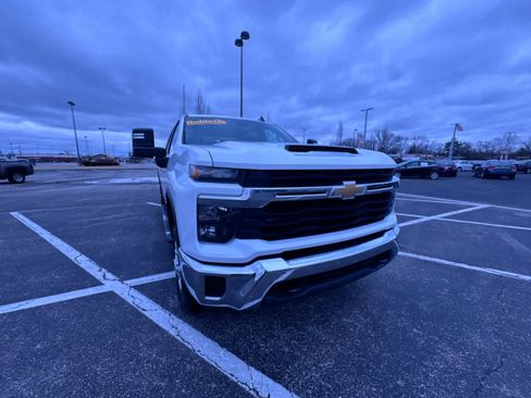 Used 2024 Chevrolet Silverado 2500 LT image 3