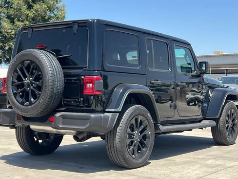 Used 2025 Jeep Wrangler Unlimited Sahara AWD/4WD image 3