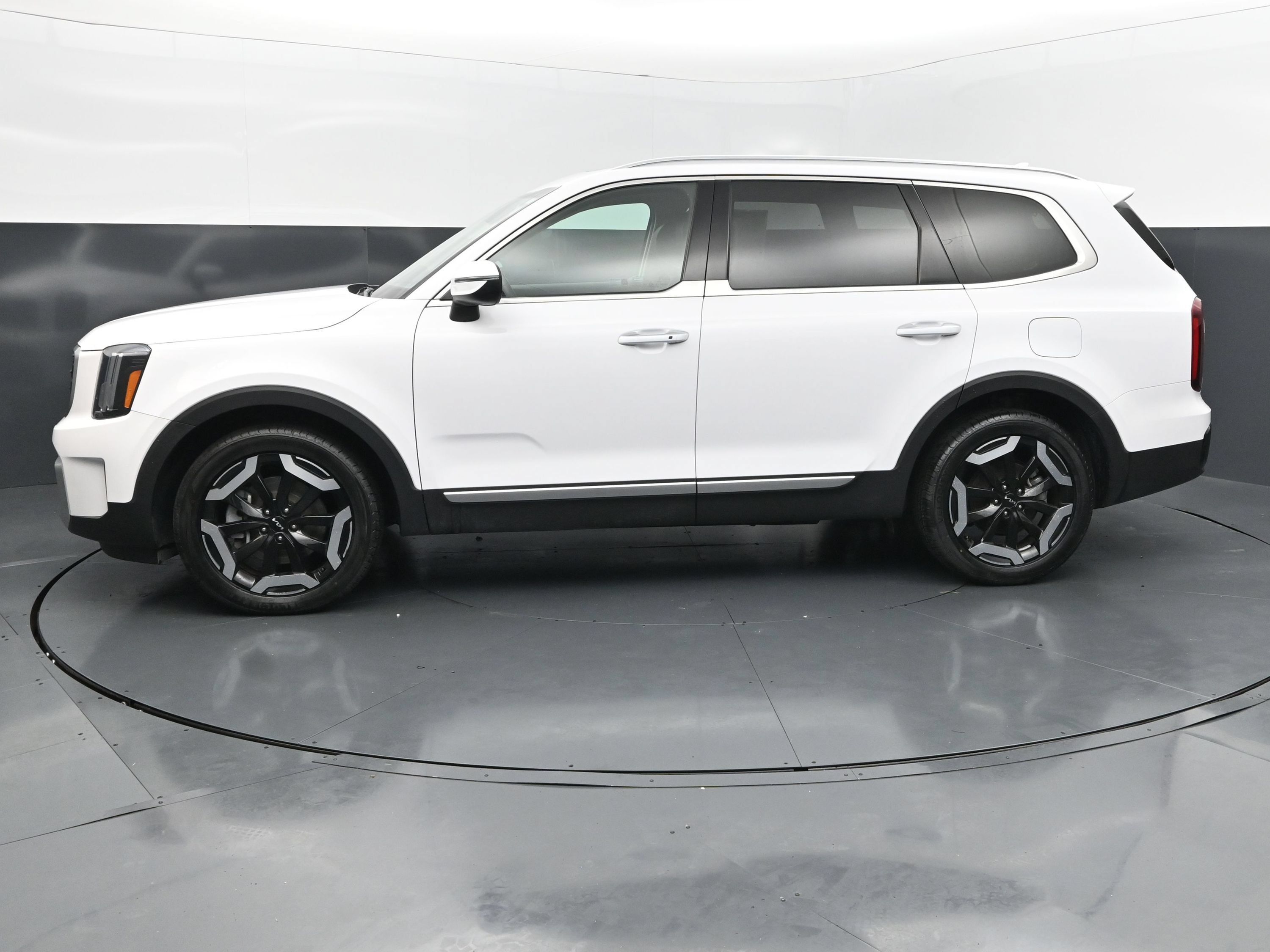 Used 2025 Kia Telluride S FWD image 2