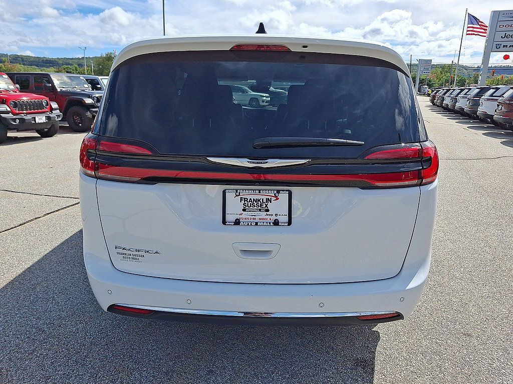 Used 2024 Chrysler Pacifica Touring-L FWD image 23