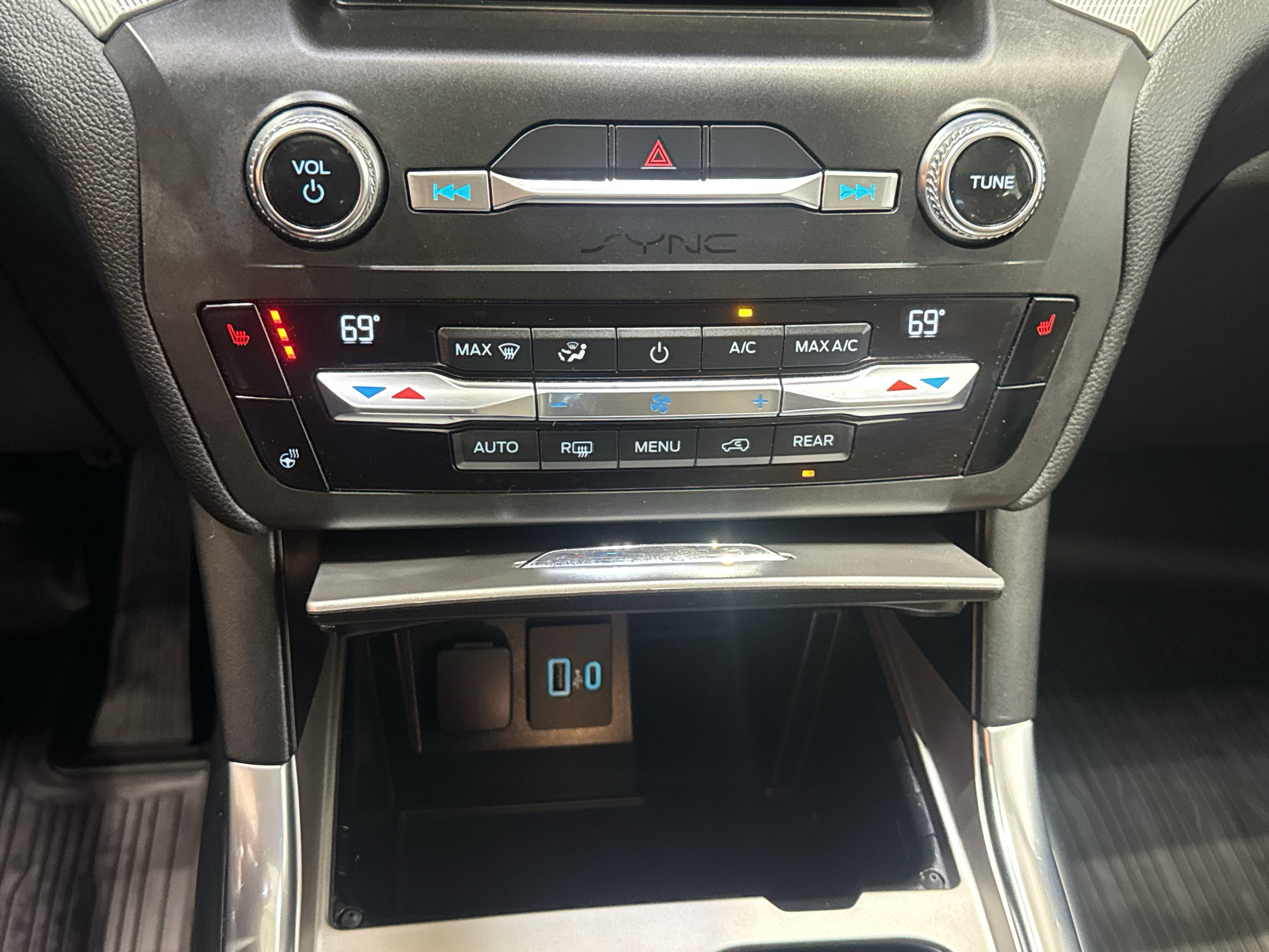 Used 2020 Ford Explorer XLT w/ Equipment Group 202A AWD/4WD image 33