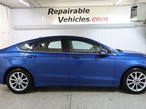 Used 2017 Ford Fusion SE w/ Fusion SE Technology Package FWD image 4