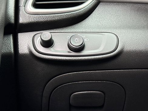 Used 2022 Chevrolet Trax LT w/ LT Convenience Package image 23