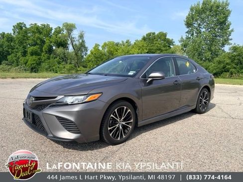 Used 2019 Toyota Camry SE FWD image 1